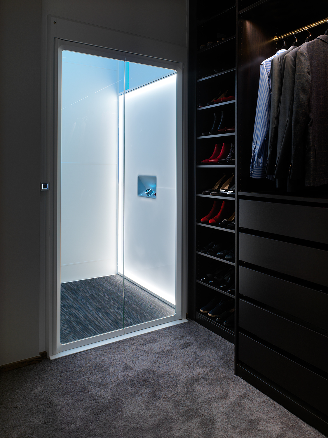 Aritco Homelift stopping by the walking closet in a home
