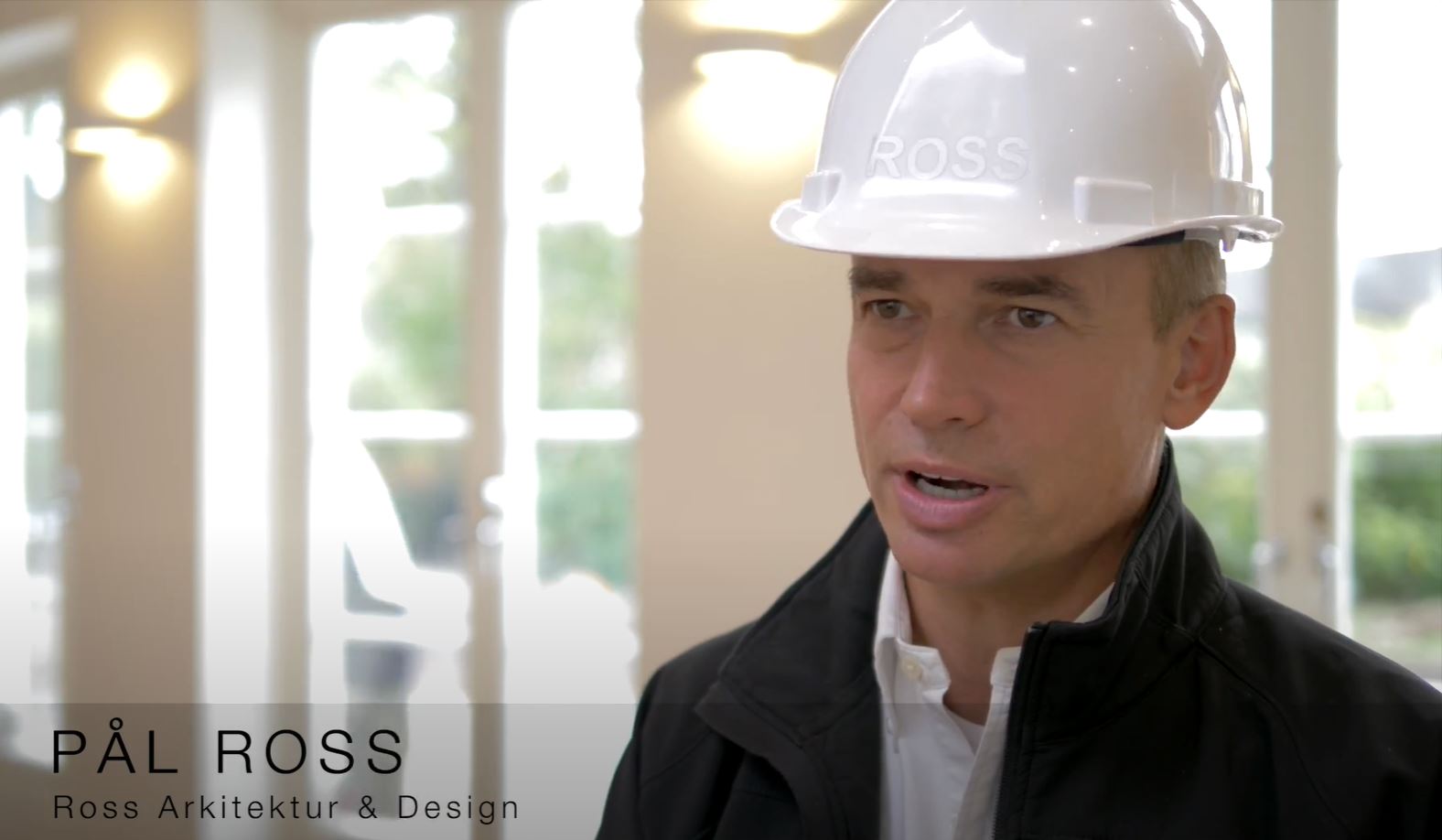 Arkitekt Pål Ross med bygghjälm på huvudet pratar om Aritco´s villahiss