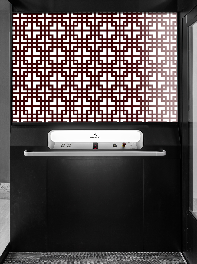 The home lift Aritco Homelift Access with a designwall in purple pattern