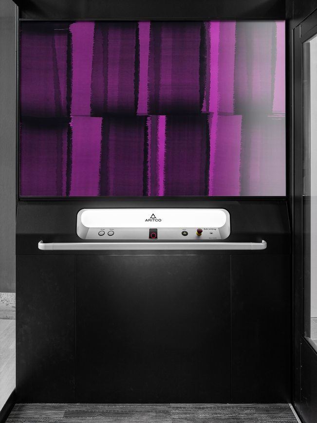 The home elevator Aritco Homelift Access with a designwall in purple pattern