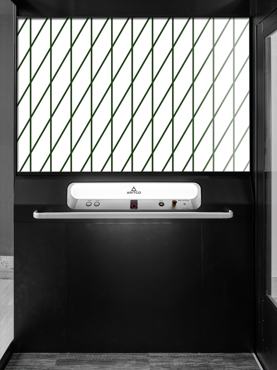The home elevator Aritco Homelift Access with a designwall in a diamond pattern