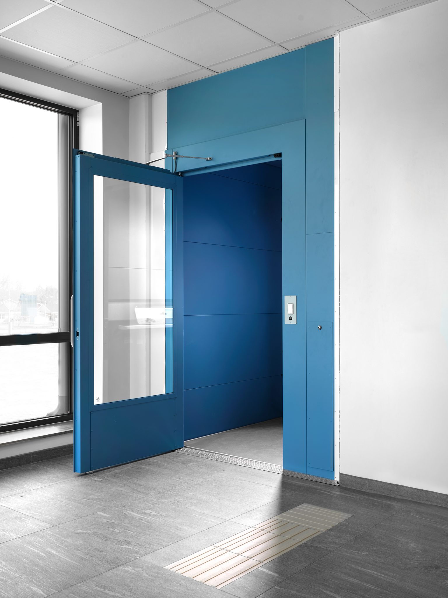 A blue Aritco PublicLift Access elevator at Målilla school
