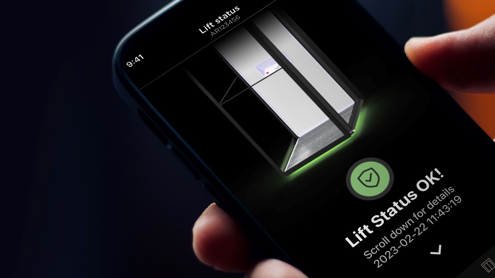 Hand holdning a smartphone with Aritco SmartLift App showing lift status.