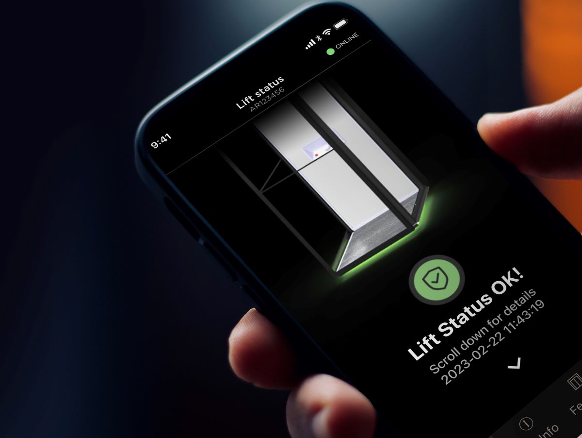 Hand holding smartphone with Aritco SmartLift App showing lift status ok.