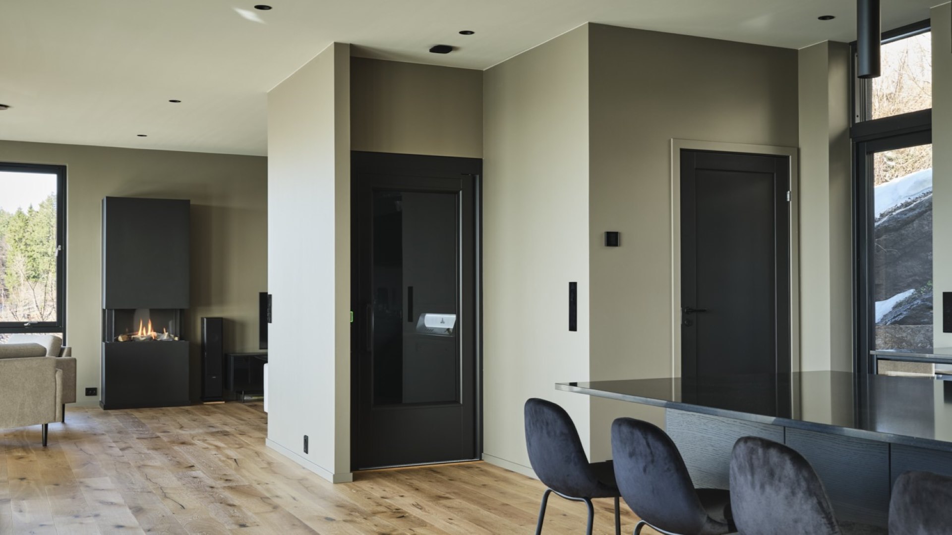 Elevator in black in a kitchen-livingroom. An Aritco HomeLift Access.