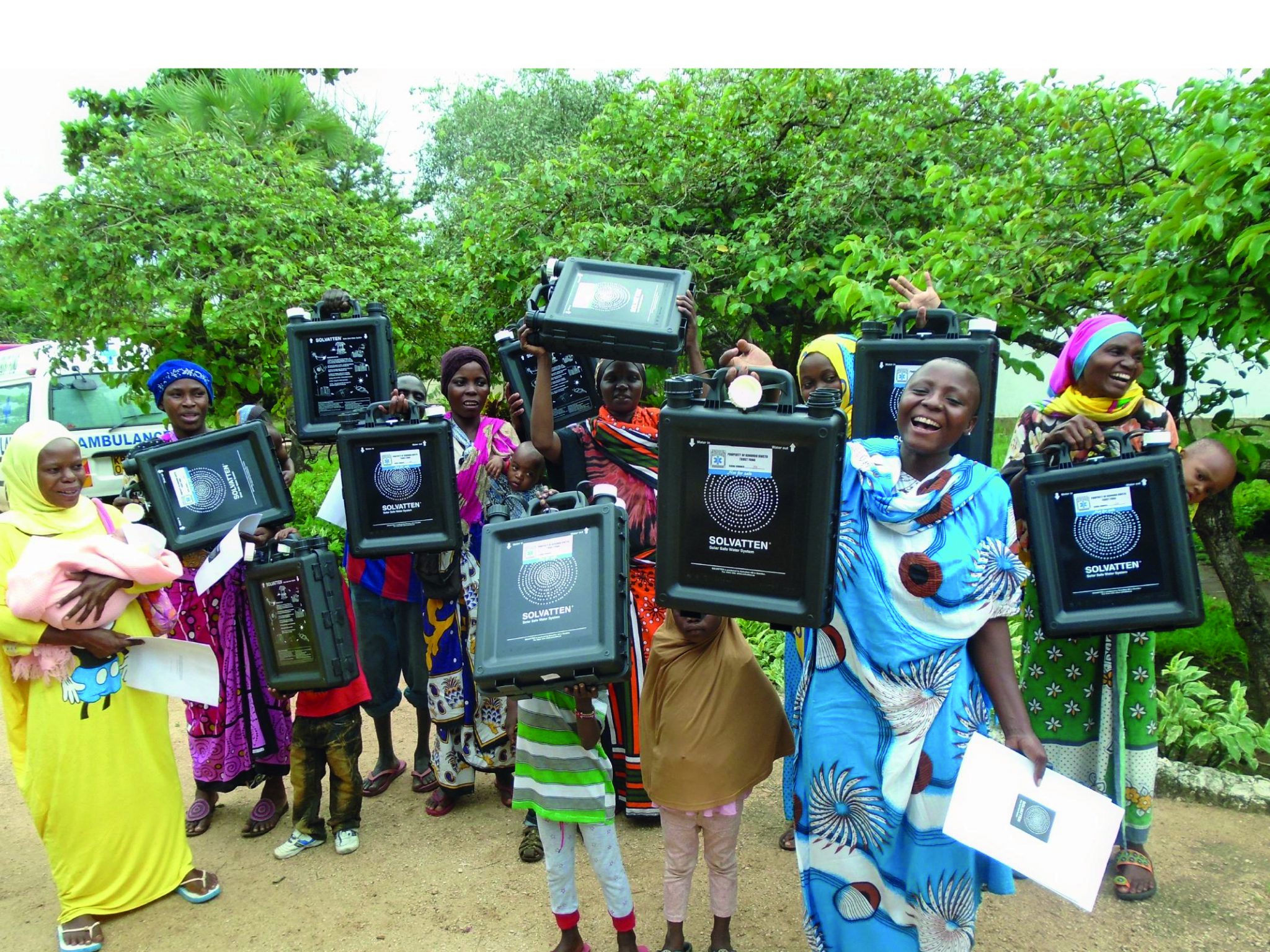 People with boxes from Solvatten