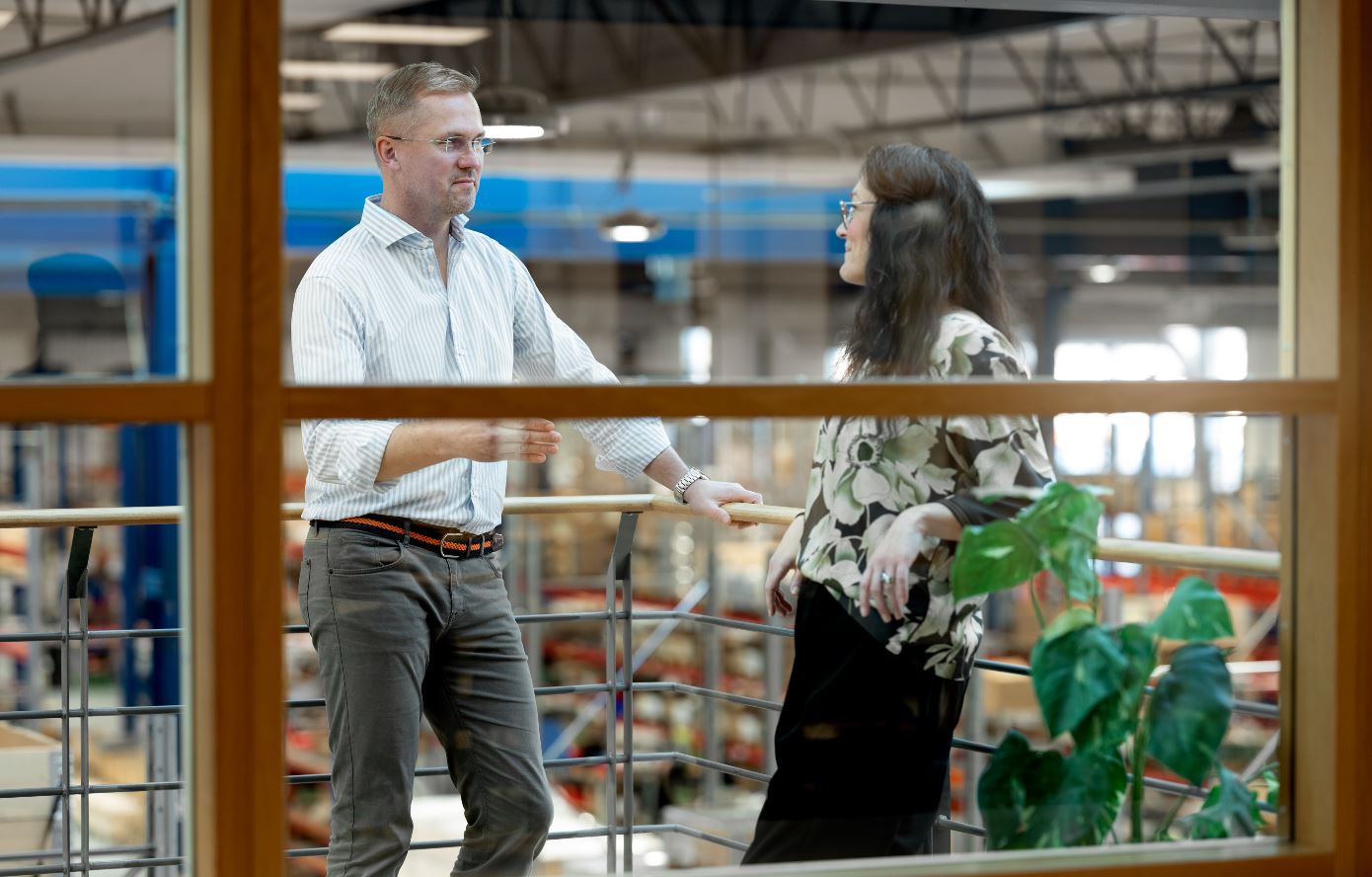 CEO Martin Idbrant and HR Manager Ellen Lagerholm talking to eachother with view over the production area of Aritco