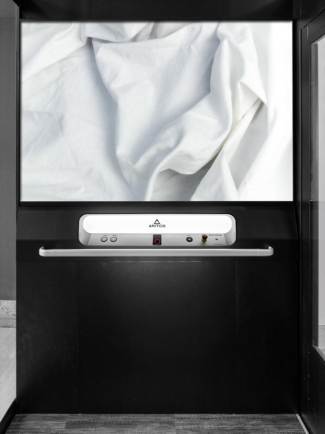 The home lift Aritco Homelift access with a designwall with a picture of sheets