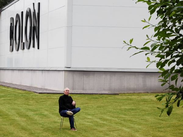 Håkan Nordin sitting infront of Bolon factory