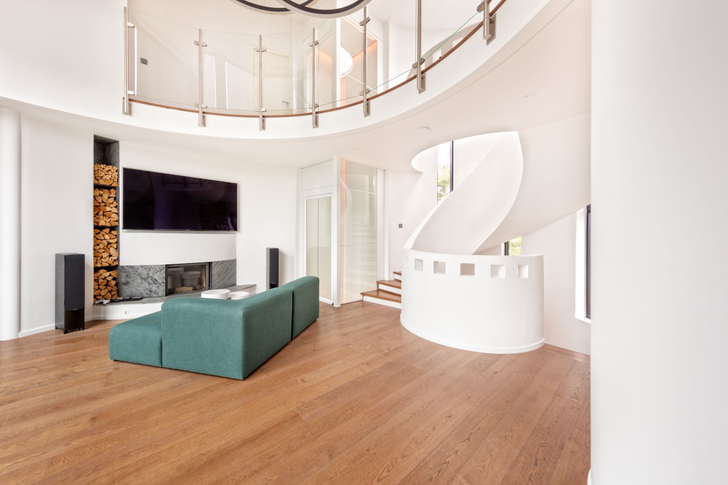 View over a livingroom in white coloure