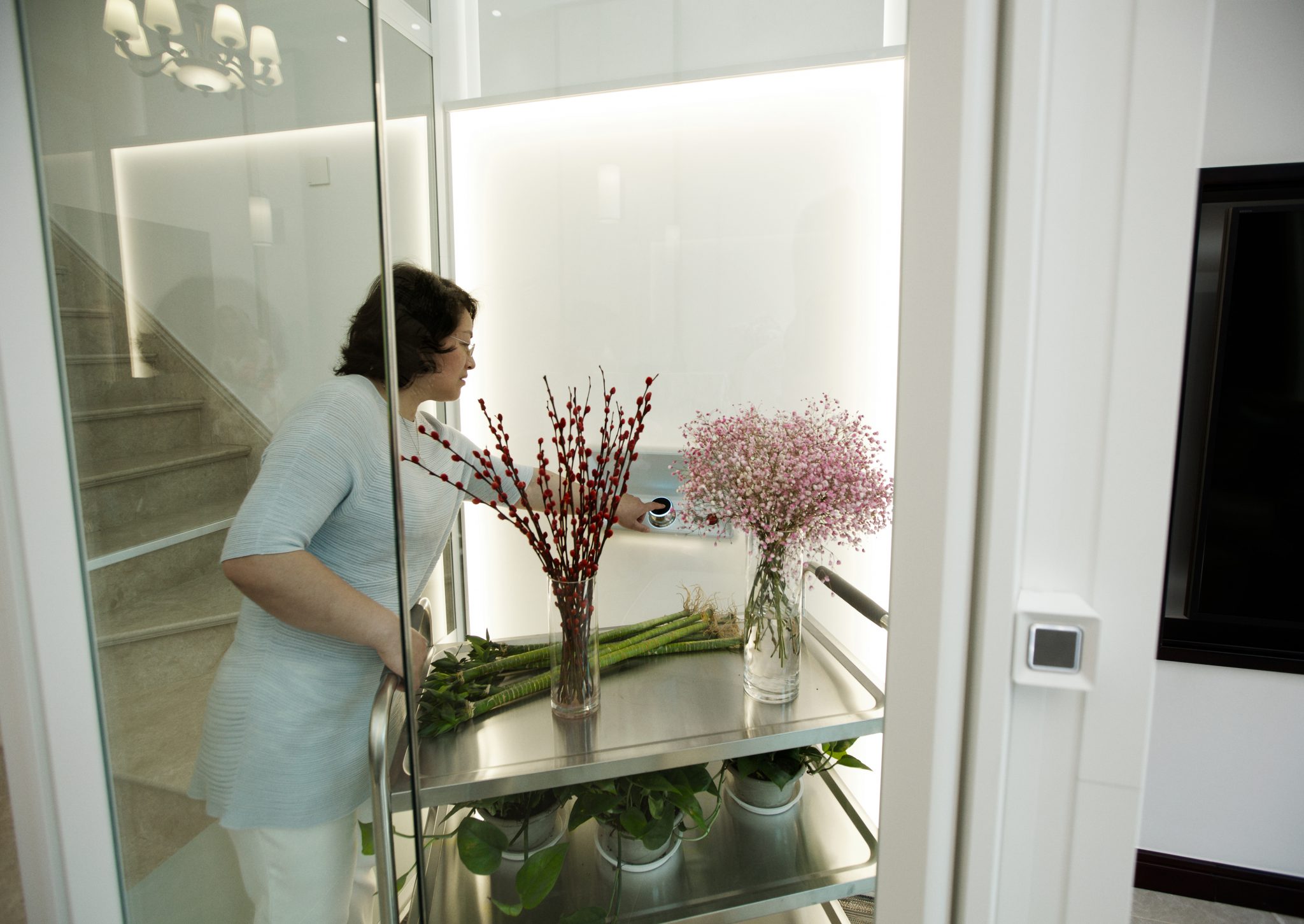 Woman with flowers in an Aritco HomeLift