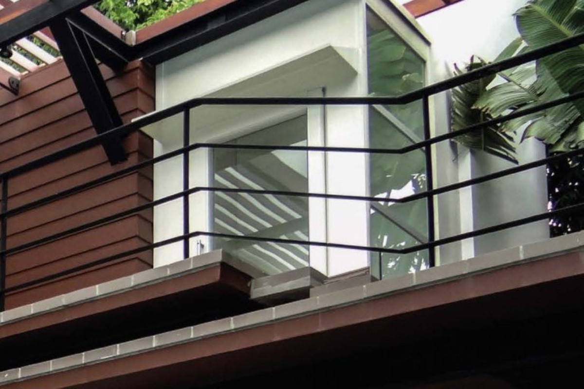 Outdoor lift/elevator installed in house painted in white. An Aritco 7000 Outdoor.