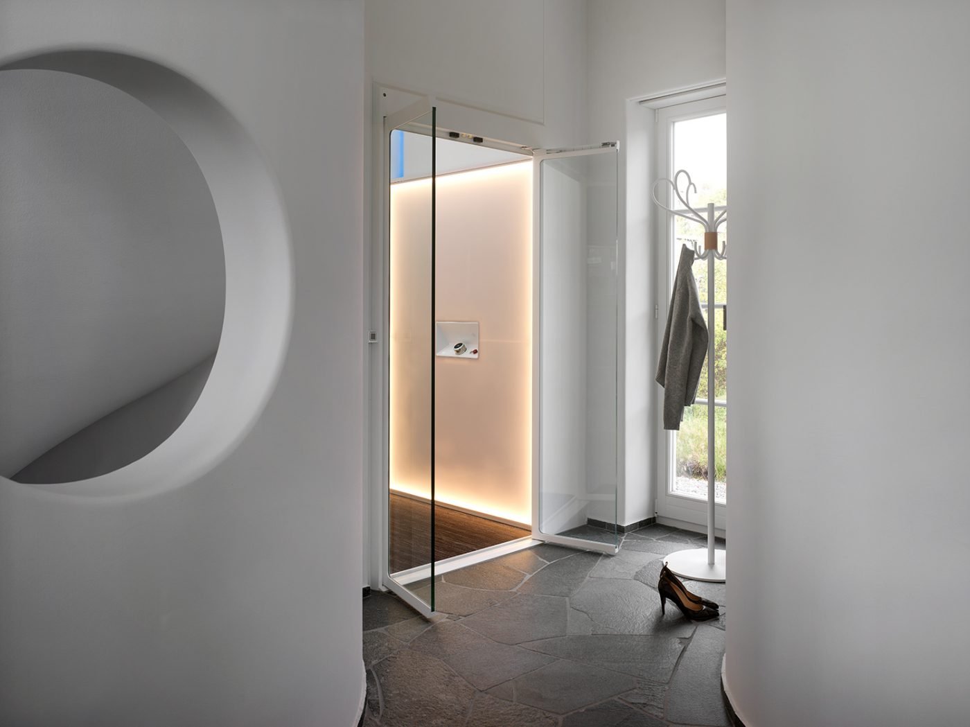 Aritco HomeLift Sollentuna kitchen entrance 4:3 A home lift at the entrance of a house. An Aritco HomeLift