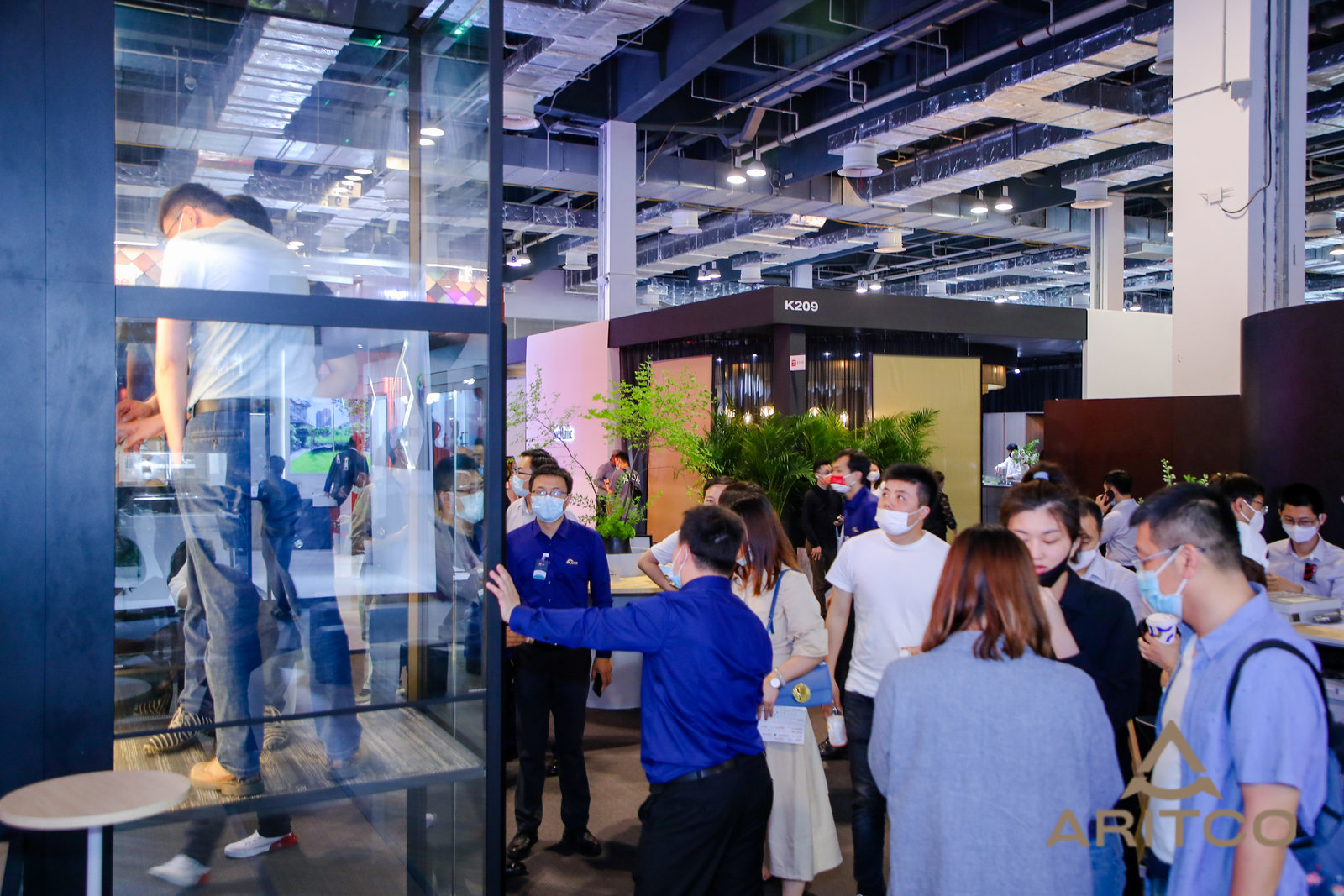 Design Shanghai 2021, Aritco counter with visitors,jpg Visitors at Design Shanghai 2021 in the Aritco counter